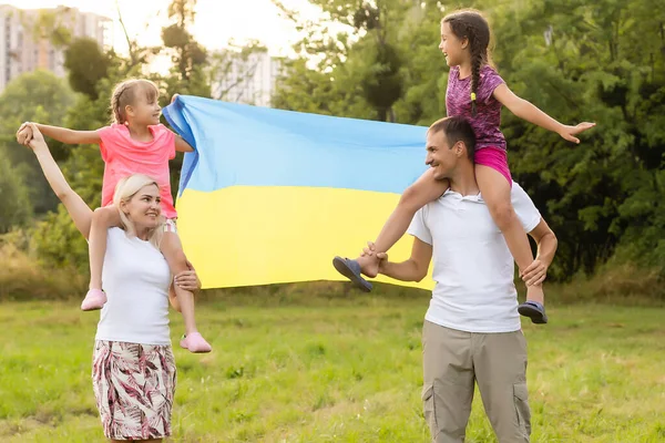 Family with the flag of ukraine — Stock Photo, Image