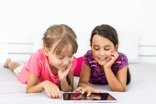 Niñas usando tableta como tablero de arte - pintando juntas —  Fotos de Stock