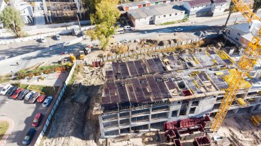 İnşaat alanı, vinçli binalar..