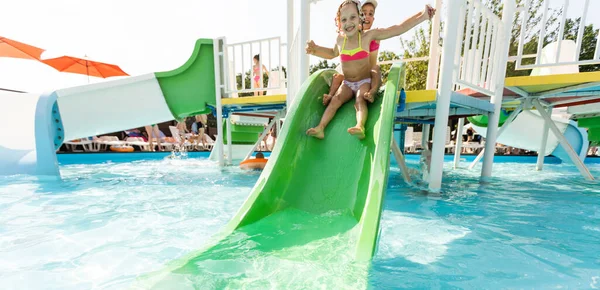 Crianças felizes na piscina. Miúdos engraçados a brincar ao ar livre. Conceito férias de verão. — Fotografia de Stock