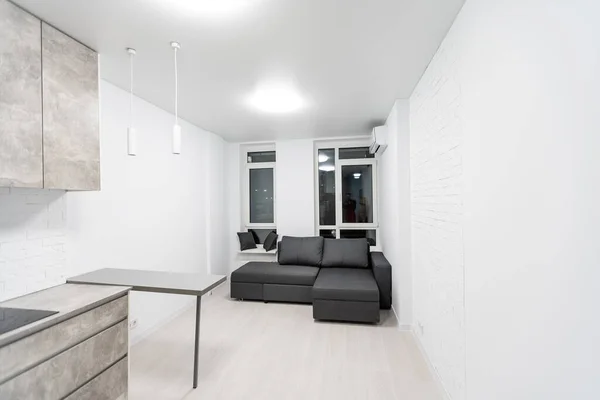 Appartement contemporain avec cuisine ouverte et salon — Photo