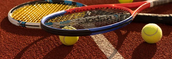 Jeu de tennis. Balle de tennis avec raquette sur le court de tennis. Sport, concept de loisirs. — Photo
