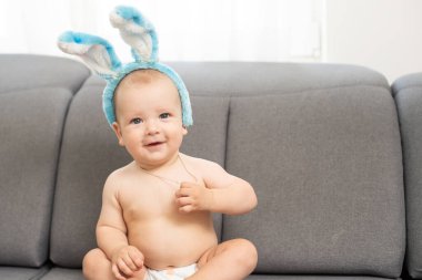 Tavşan kulaklı şirin bir çocuk, Paskalya