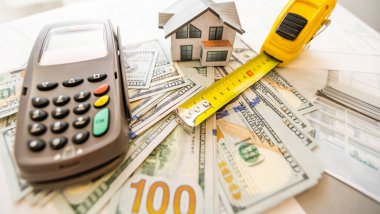 Evin arka planına karşı para var. İnşaatçılar için maaş. İnşaatçılar için boşluklar. İnşaat mesleği eğitimi.