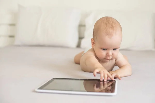 Baby meisje spelen met tablet — Stockfoto