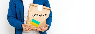 Ukraynalı mülteciler için sokak içi insani yardım kutusunu kapat.