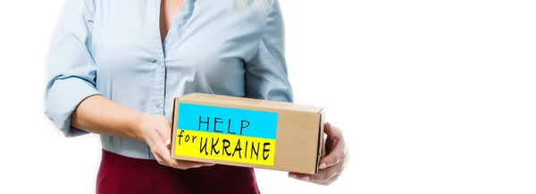 Un hombre tiene una caja de ayuda para los refugiados ucranianos y los ciudadanos pobres que se encuentran en una guerra entre Ucrania y Rusia. Concepto de ayuda humanitaria. Donar para los refugiados. — Foto de Stock