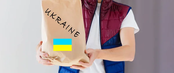 ウクライナの人道援助。貧しい人々を助ける。年金受給者や障害者へのパッケージです。ウクライナとロシアの戦争。人道支援の概念。難民のための寄付. — ストック写真