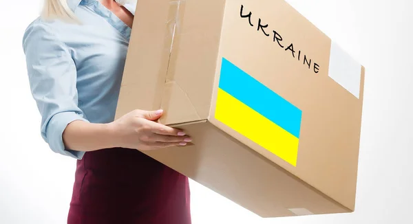 Een man heeft een doos met hulp voor Oekraïense vluchtelingen en arme burgers die zich in een oorlog tussen Oekraïne en Rusland bevinden. Humanitaire hulp. Doneren voor vluchtelingen. — Stockfoto
