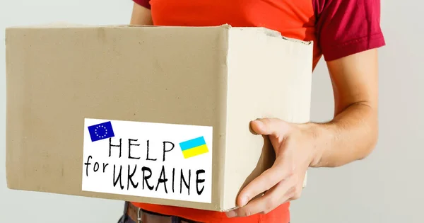 Fechar a caixa ciranda voluntária com ajuda humanitária para refugiados ucranianos na rua — Fotografia de Stock