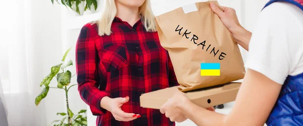 Humanitärt bistånd till Ukraina på grund av kriget, välgörenhet och hjälp till behövande, flyktingstöd — Stockfoto