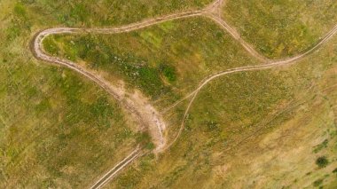 Tepe manzaralı. Tepeler, bulutlar ve ağaçlarla güzel bir manzara. Doğa.