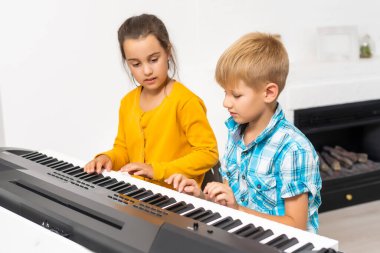 Sentezleyici, çocukların evde aktiviteleri var. Hobi