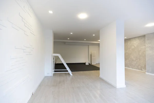 Sala vazia, grande espaço de escritório branco — Fotografia de Stock
