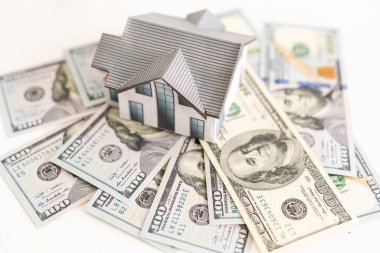mortgage, yatırım, gayrimenkul ve emlak konsepti - ev modeline yakın, dolar parası