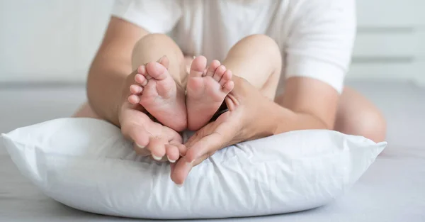 Rodzic trzymający w rękach stopy noworodka — Zdjęcie stockowe