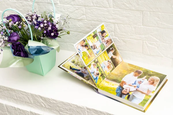 Álbum de fotos livro com a inscrição com uma decoração ao lado de flores, vista de cima — Fotografia de Stock