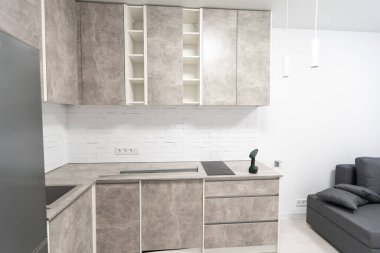 Mobilya imalatçısı aletlerinin yanında mimari çizimler. Bireysel mobilya üretimi. Tahta tezgahta tornavida ve tornavida var. Düzenli mobilya üretimi.