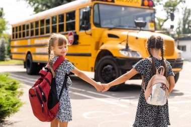 Karşılaştığımız için şanslıyız. Neşeli, zeki liseli kızlar. Açık havada mutlu okul kızları. Küçük liseli kızlar okul üniforması giyer. Sevimli liseli kızlar çekici görünüyor. Okul yılının sonu..