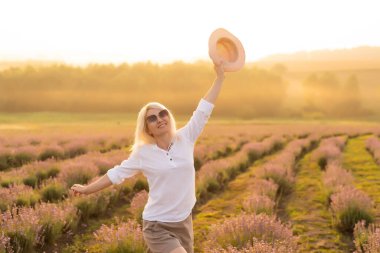 Lavanta Tarlasında Yürüyen Bir Kadın