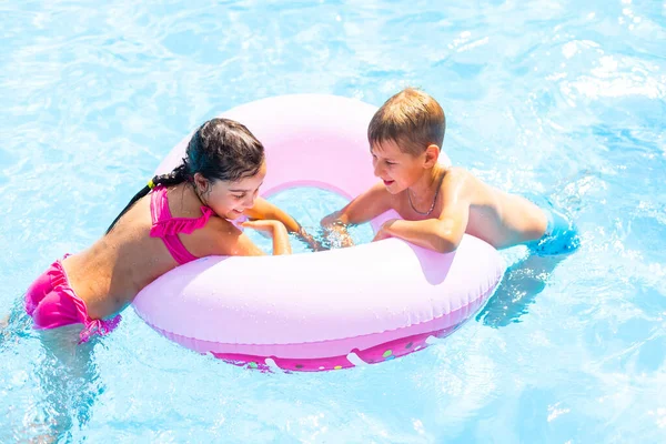 Kleine Kinder schwimmen im Pool. — Stockfoto