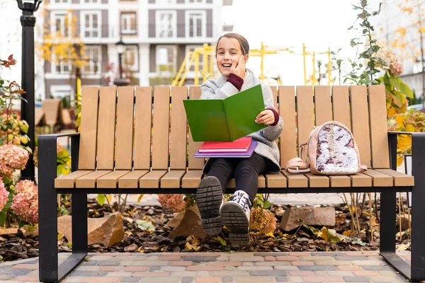 Bambino ragazza studentessa scuola elementare studente. — Foto Stock