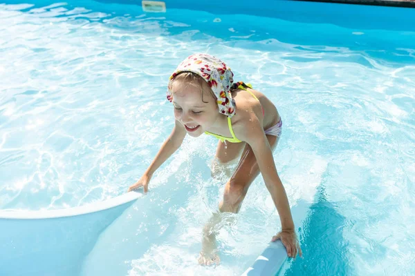 Hübsches kleines Mädchen im Schwimmbad — Stockfoto