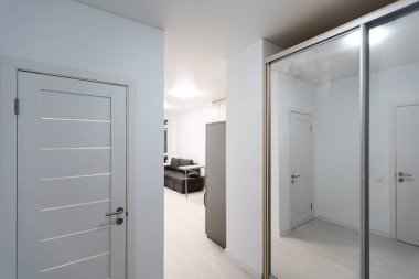 Modern stüdyo daire, küçük mutfak, kanepe..