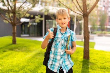 Küçük bir çocuk sömestr başında okula gidiyor..