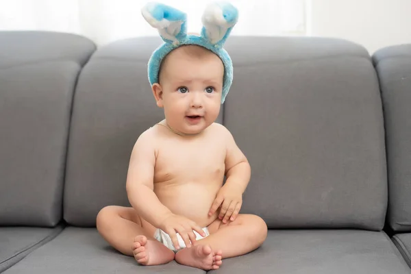 Portréja egy aranyos baba húsvéti nyuszi füle felöltözve — Stock Fotó