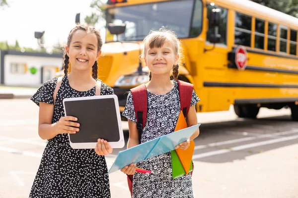 Una vida feliz. Felices amigos sonrientes. Diviértete. Niños felices relajándose al aire libre. Amigos alegres. Hermandad y amistad. Alegre colegialas en día soleado. — Foto de Stock