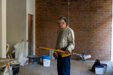 Bir daire içinde işte samimi bir ressam portresi