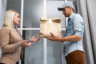 Kutu teslim eden genç yakışıklı adam..