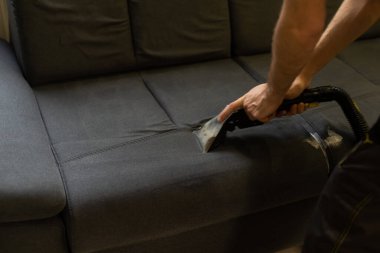 Kanepeyi buharlı temizleme, ev temizliği konsepti.