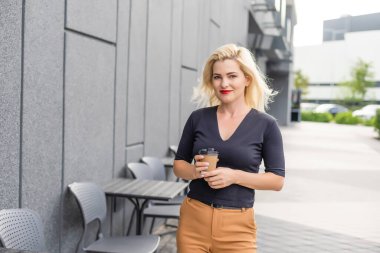 Kahveli kadın, hafta sonu eğleniyor..