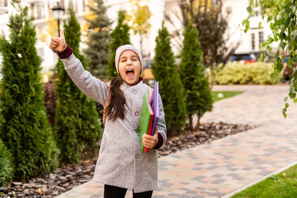 Kind meisje schoolmeisje basisschool student. — Stockfoto