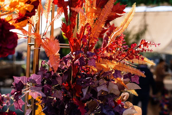 Jasne bukiety jesień kolorowy uszy suszone owinięte w papier siarczanowy w kwiaciarni — Zdjęcie stockowe