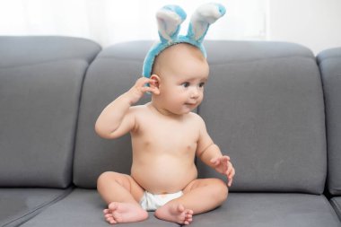 Paskalya tavşanı kulaklarında giyinmiş kadar şirin bir bebek portresi