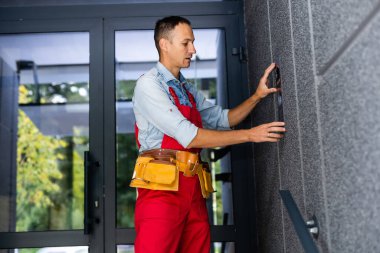 yakışıklı genç elektrikçi tamir İnterkom