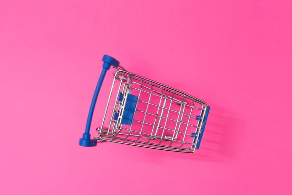 핑크 색 배경에 고립된 쇼핑 카트 — 스톡 사진
