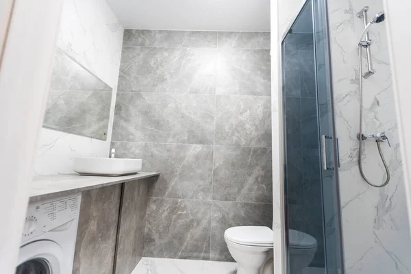 Moderní severský koncept interiérového designu. Koupelna s neutrální šedé a béžové barvy. Elegantní a útulný apartmán k pronájmu. — Stock fotografie