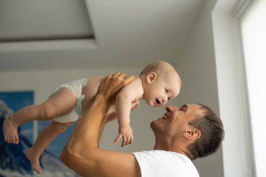 Baba yeni doğmuş bebekle evde.