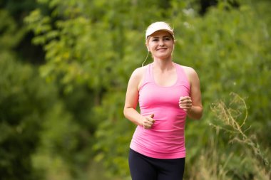 Orman alanı çalışan kadın ağaçlık, eğitim ve egzersiz için iz maraton dayanıklılık çalıştırın. Fitness sağlıklı yaşam konsepti