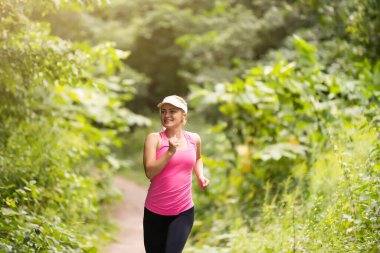 Beyaz arka planda olgun kırmızı çilekler