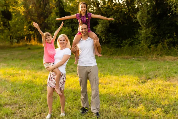 Šťastná rodina spolu sblížení venku — Stock fotografie
