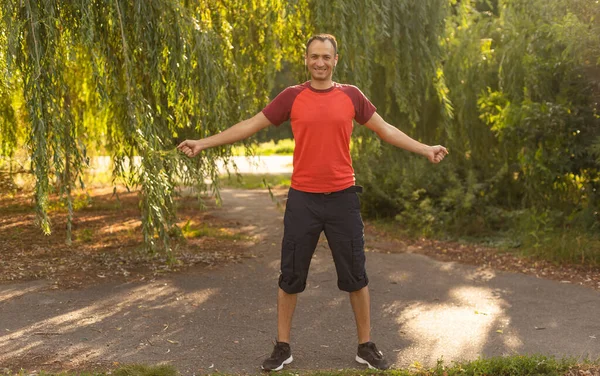 Başarılı bir adam yaz aylarında çapraz koşuda kollarını kaldırır.