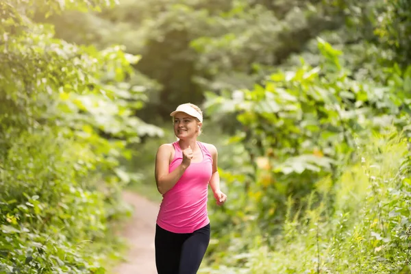 Beyaz arka planda olgun kırmızı çilekler