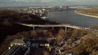 Hava aracı görüntüsü. Kiev 'deki Dinyeper Nehri ve Podil Bölgesi manzarası.