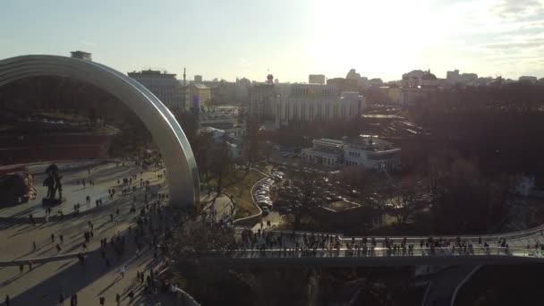 Arco do monumento Amizade do arco de povos ucraniano e russo. Kiev, Ucrânia — Vídeo de Stock