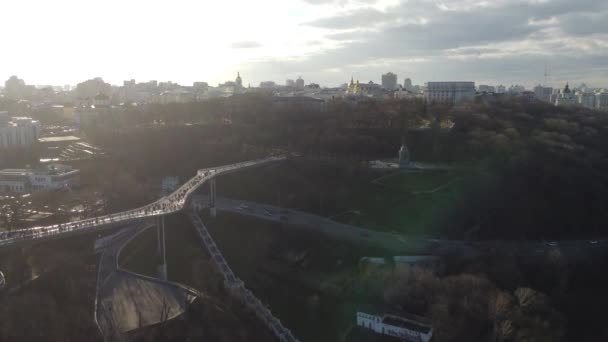 Vista ad angolo basso del nuovo ponte pedonale, chiamato ponte Klitschko. — Video Stock